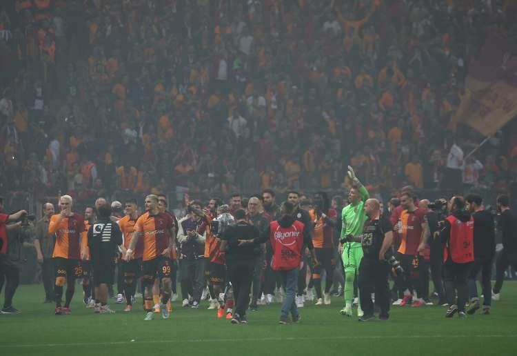 <p>Spor Toto Süper Lig'de sezonu şampiyon tamamlayan Galatasaray, kutlamalarda büyük coşku yaşadı.</p>
