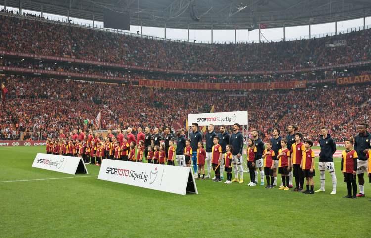 <p>Spor Toto Süper Lig'de şampiyonluğu daha önce garantileyen Galatasaray, 37. haftada konuk ettiği ezeli rakibi Fenerbahçe'yi 3-0 mağlup etti.</p>
