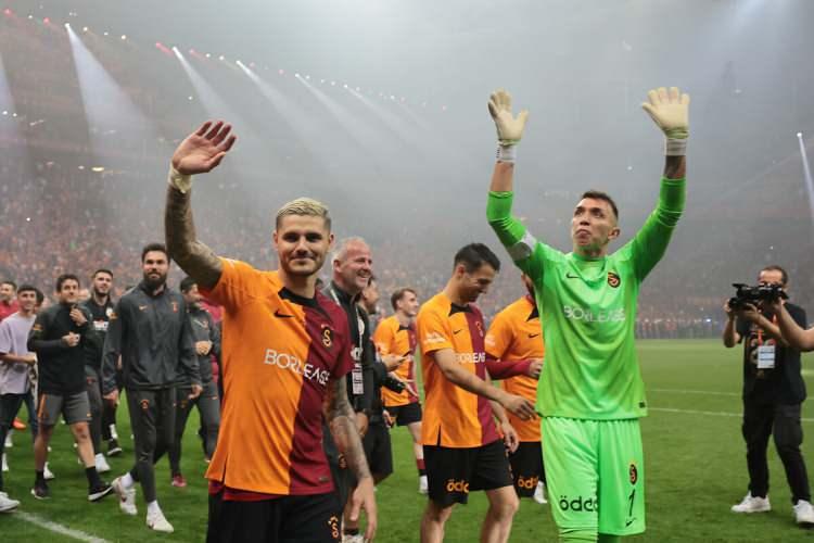 <p>Galatasaraylı futbolcular, derbi maçın ardından büyük sevinç yaşadı.</p>
