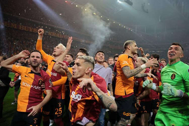 <p>Futbolcular ile teknik heyet, daha sonra tribünleri tek tek gezerek şampiyonluk sevincini taraftarlarıyla paylaştı.</p>
