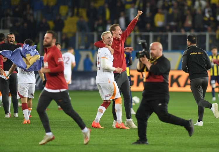 <p>Ankaragücü'nü Ankara'da 4-1 yenen Galatasaray tarihinde 23. kez şampiyon oldu. 2021-22 sezonunu 13. sırada bitiren ve tarihinin en kötü istatistiğine imza atan Galatasaray bu başarıyla muhteşem bir geri dönüş yapmış oldu. (BBC Sports)</p>
