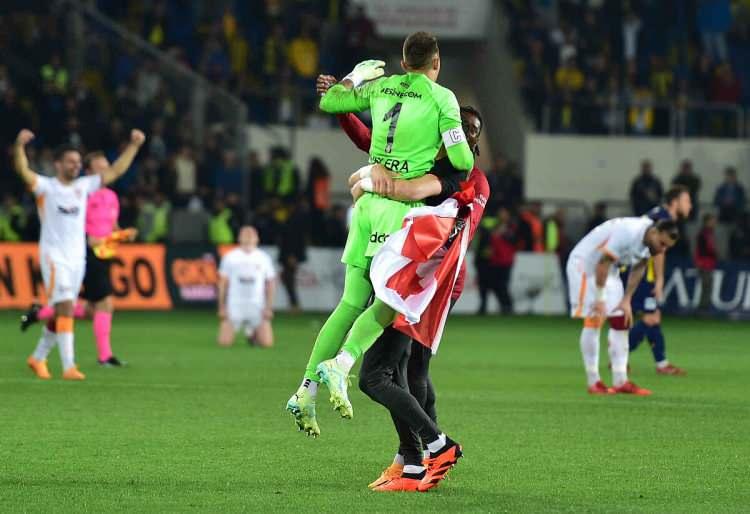<p>Boom boom! Hesabı Icardi kesti, Galatasaray Türkiye şampiyonu oldu. Eski Inter kaptanı sarı kırmızılıları 4 yıllık hasretin ardından 23. şampiyonluğuna taşıdı. (La Gazzetta dello Sport)</p>
