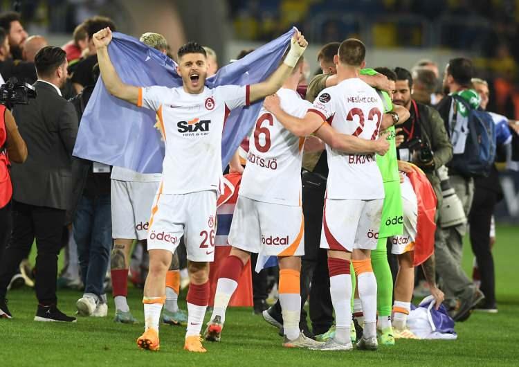 <p>Rahat galibiyetle şampiyonluğa... Galatasaray, Ankaragücü'nü 4-1 yendi ve tarihinde 23. kez Türkiye'nin en büyüğü oldu. (News.ro)</p>
