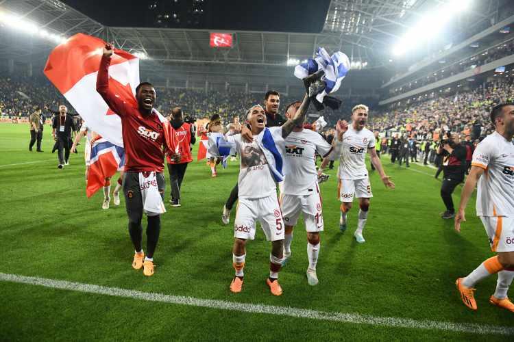 <p>Galatasaray, 4-1'lik Ankaragücü galibiyeti sonrası ezeli rakipleri Fenerbahçe ve Beşiktaş'ın önünde 23. kez Türkiye şampiyonu oldu. (FCL Magazin)</p>
