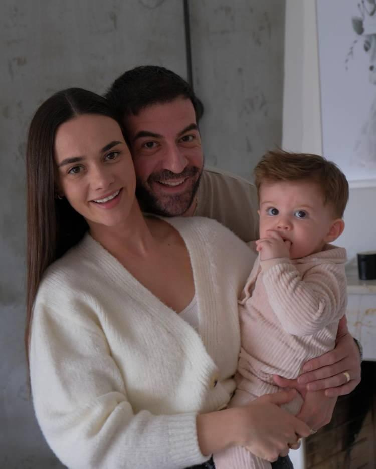 <p><em><span style="color:#000080"><strong>"Uzun bir süreçti ama her şey istediğim gibi oldu. Ben doğumu pek hatırlamıyorum. Ali, 52 cm, 3 kilo 750 gram doğdu. Evde Ali'nin varlığını hissetmek çok güzel bir duygu. Biz ona, o da bize alışıyor. Gözümü her açtığımda onu görmek çok güzel bir duygu."</strong></span></em></p>