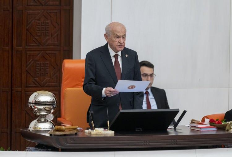 <p> 28'inci dönemin ilk oturumunu, “en yaşlı üye” unvanıyla MHP Lideri Devlet Bahçeli Meclis Geçici Başkanı olarak yönetiyor. </p>
