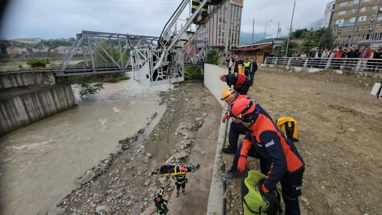 <p>Karabük'te yaklaşık 15 metre yükseklikten dengesini kaybedip beton zemine düşerek yaralanan genci itfaiye ekipleri kurtardı.</p>
