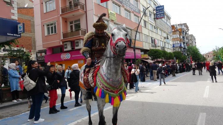 <p>3 gün sürecek ve çeşitli etkinliklerle kutlanacak olan festival Isparta Belediyesi önünden Valilik önüne kadar yapılan kortejle devam etti. Korteje, Vali Aydın Baruş, Belediye Başkanvekili Uğur Büyükçulcu, sivil toplum kuruluşlarının temsilcileri, dernekler, kulüpler, yerli ve yabancı folklor ekipleri, okullar ve vatandaşlar katıldı. Vali Aydın Baruş ve Belediye Başkan Vekili Uğur Büyükçulcu korteje katılan grupları selamladı. </p>