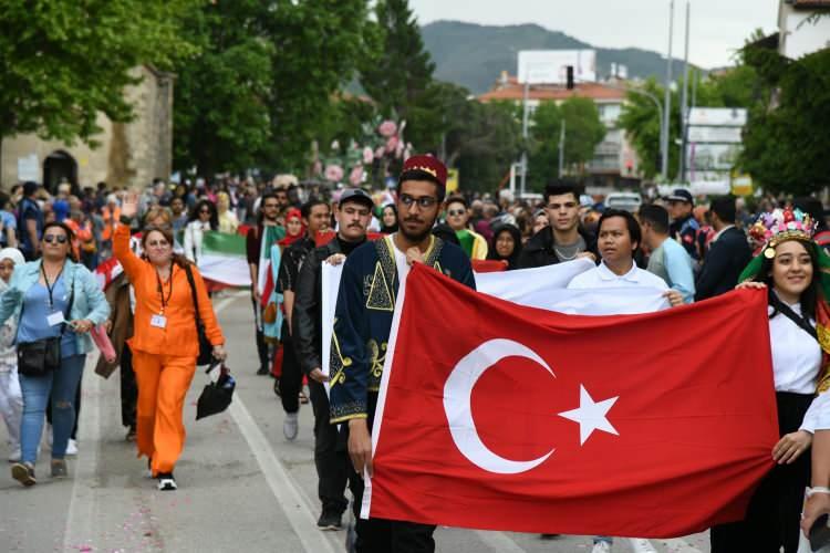 <p>. Kortej geçişinde tırların üzerinden korteji seyretmeye gelen vatandaşların üzerine gül yaprakları ve gül suları serpildi.</p>
