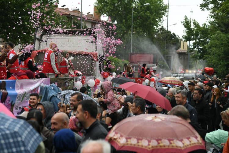 <p>Festival bu akşam Mustafa Ceceli'nin vereceği halk konseri ile devam edecek.</p>