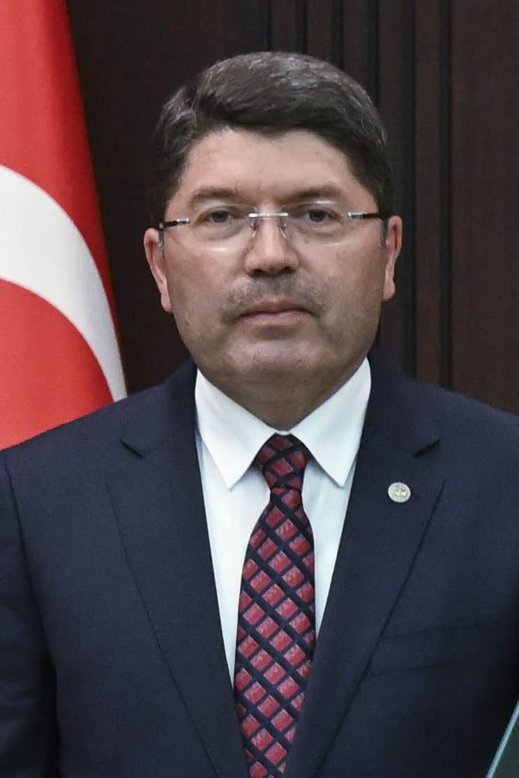 <p>ADALET BAKANI YILMAZ TUNÇ</p>
<p>Cumhurbaşkanı Recep Tayyip Erdoğan tarafından açıklanan Cumhurbaşkanlığı Kabinesi'nin yeni Adalet Bakanı Yılmaz Tunç, millete hizmet yolunda çalışmaya devam edeceklerini belirtti.</p>