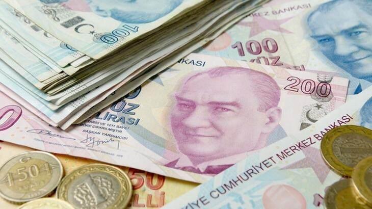 <p><strong>EMEKLİ VE MEMUR ZAMMI NASIL HESAPLANIYOR?</strong><br />
 </p>

<p>SSK ve Bağ-Kur emeklisi her yıl Ocak-Temmuz döneminde bir öncesi 6 aylık enflasyon oranı kadar zam alıyor. Memur maaşları da yılda 2 kez Ocak-Temmuz döneminde toplu sözleşme zammı ve enflasyon farkı alıyor. Enflasyon farkı burada bir önceki dönemde verilen toplu sözleşme zammının üzerindeki 6 aylık enflasyon oranını ifade ediyor.</p>
