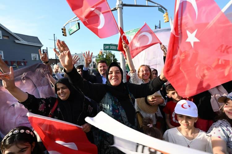 <p>ABD'de yaşayan Türkler, Cumhurbaşkanı Recep Tayyip Erdoğan'ın, resmi olmayan sonuçlara göre Cumhurbaşkanı Seçimi'nin ikinci turundaki başarısından dolayı kutlama yaptı</p>
