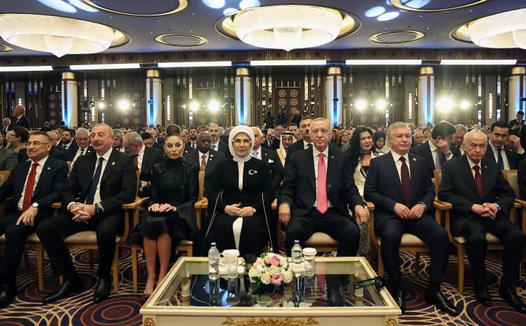 <p>Törene 21 devlet başkanı ve 13 başbakanın yanı sıra çok sayıda bakan ile aralarında Türk Devletleri Teşkilatı, NATO ve İslam İşbirliği Teşkilatı'nın da olduğu uluslararası kuruluş temsilcileri katıldı.</p>
