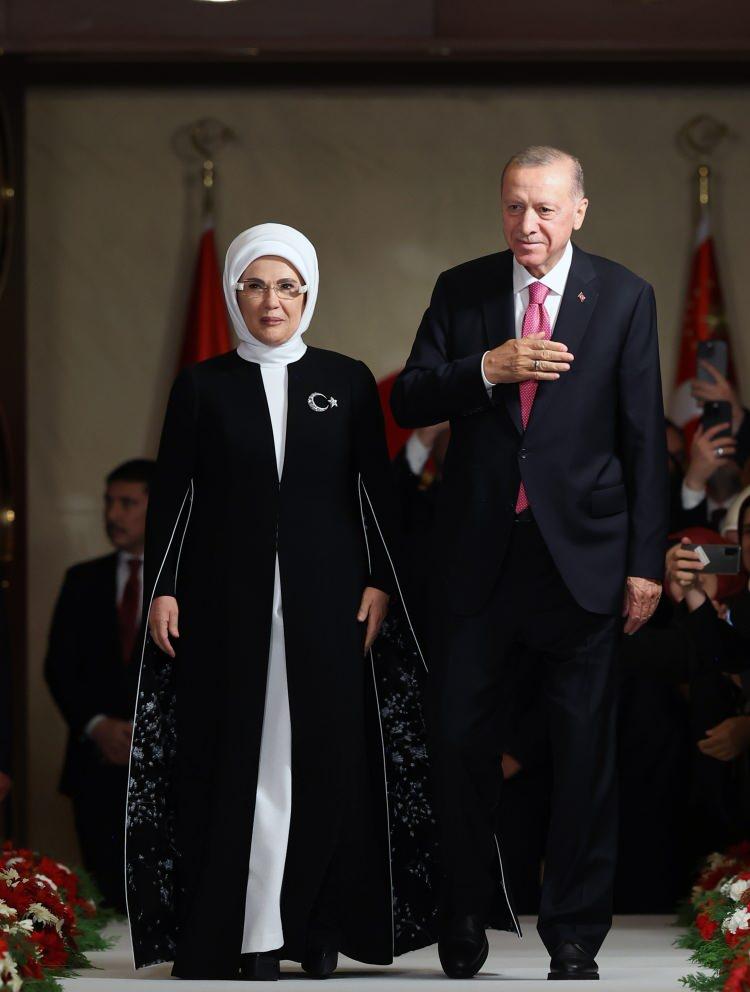 <p>Törende, Cumhurbaşkanı Erdoğan ile eşi Emine Erdoğan, katılımcıları selamladı.</p>
