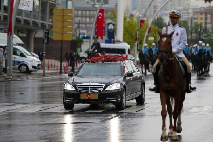 <p>Atlı Tören Birliği Söğütözü Caddesi'nde karşıladığı Cumhurbaşkanı Erdoğan'a, Cumhurbaşkanlığı Külliyesi'nin A Kapısı'na kadar eşlik etti.</p>
