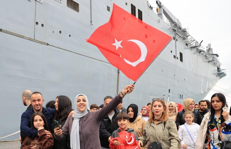 <p>Böylece 11 Nisan-31 Mayıs tarihlerinde İstanbul ve İzmir liman ziyaretlerinde toplam 400 bine yakın vatandaş, TCG Anadolu'yu görme fırsatı buldu.</p>