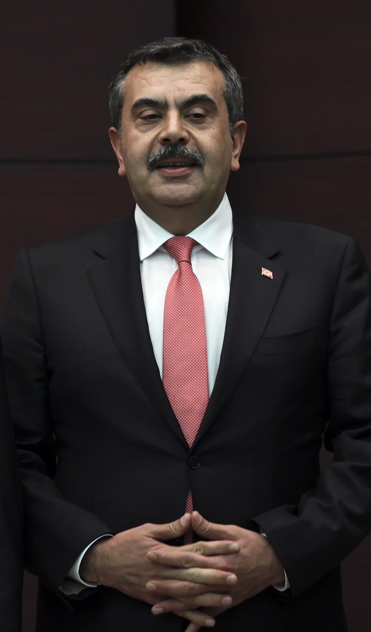 <p>MILLİ EĞİTİM BAKANI YUSUF TEKİN</p>
<p>Cumhurbaşkanlığı Kabinesi'nin yeni Milli Eğitim Bakanı Yusuf Tekin, ilk değerlendirmesinde, "Başta öğretmenlerimiz olmak üzere idarecilerimiz, idari personelimiz, özel öğretim kurumlarımız, öğrencilerimiz, velilerimiz ve diğer paydaşlarımızla birlikte yeni Türkiye Yüzyılı'nın inşası için el ele, gönül gönüle çalışacağız." ifadelerini kullandı.</p>
<p>Yusuf Tekin, sosyal medya hesabından yaptığı paylaşımda, bugün Cumhurbaşkanı Recep Tayyip Erdoğan'ın tensipleriyle zor bir görevin kendisine tevdi edildiğine işaret etti.</p>
<p>Bakan Tekin, şunları kaydetti:</p>
<p>"Kısa bir ayrılıktan sonra yeniden eğitim camiamızla birlikte çalışma imkanı bulacağız. İnşallah başta öğretmenlerimiz olmak üzere idarecilerimiz, idari personelimiz, özel öğretim kurumlarımız, öğrencilerimiz, velilerimiz ve diğer paydaşlarımızla birlikte yeni Türkiye Yüzyılı'nın inşası için el ele, gönül gönüle çalışacağız. Şahsıma yönelik güven ve desteğini her daim hissettiğim Sayın Cumhurbaşkanı'mıza bir kez daha şükranlarımı sunarım. Allah yardımcımız olsun."</p>