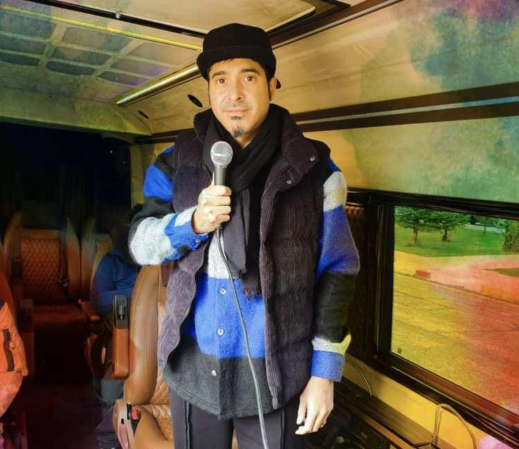 <p><span style="color:#000080"><strong>Ferman Akgül'ün bu fotoğrafına ilk tepki Redd üyesi Güneş Duru'dan geldi. Duru, Togg'un önüne yatıp 'çiğne beni' diye bağıran vatandaşın haberini alıntılayıp "Çakma rock starlardan biri tanıtımı için bir iki milyon alır, vatandaş altına yatar, bakanı yarışa kalkar…" paylaşımı yaptı.</strong></span></p>
