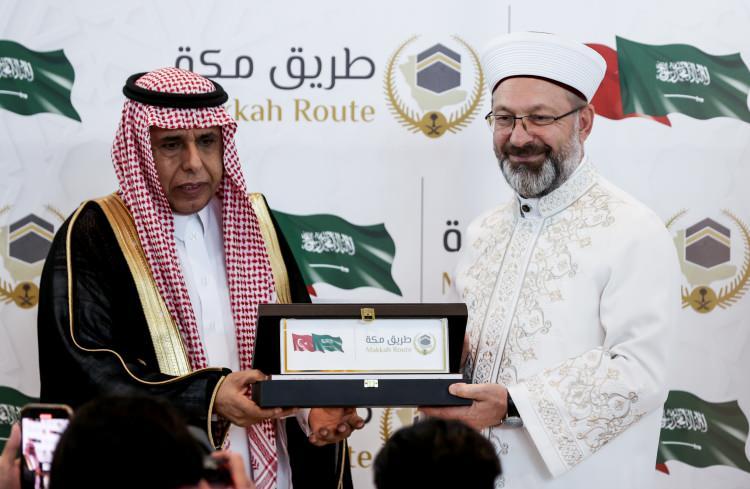 <p>Program, Erbaş'ın Suudi Arabistan heyetine çini tabak hediye etmesinin ve el-Yahya'nın da Türk heyetine plaket takdim etmesinin ardından sona erdi.</p>