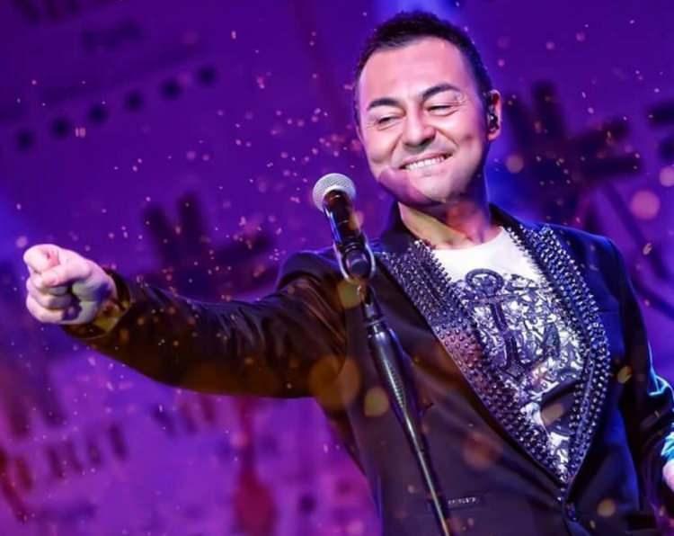 <p><strong>Röportaj bitimi kendisini heyecanla bekleyen dinleyicilerine unutulmaz bir gece yaşatan Ortaç, sahnede sürprizi de verdi.</strong></p>
<p> </p>