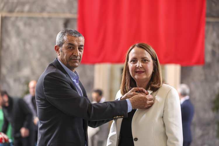 <p>CHP Ankara Milletvekili Semra Dinçer (sağda), kayıt yaptırdı. İşlemleri biten Dinçer'e rozetini yakını taktı.</p>
