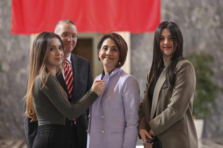 <p>CHP Ankara Milletvekili Aylin Yaman (sağ 2), kayıt yaptırdı. İşlemleri biten Yaman'a rozetini kızı taktı.</p>
