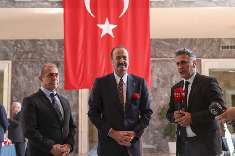 <p>MHP İzmir Milletvekili Tamer Osmanoğaoğlu (ortada), kayıt yaptırdı.</p>