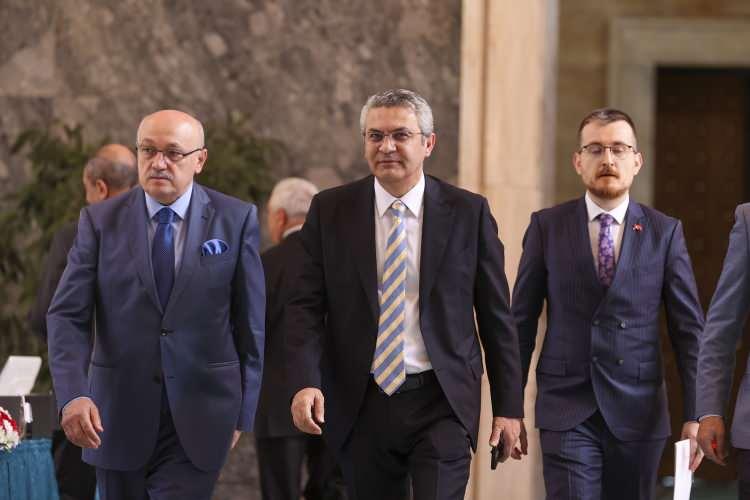 <p>CHP İstanbul Milletvekili Oğuz Kaan Salıcı (ortada), kayıt yaptırdı.</p>