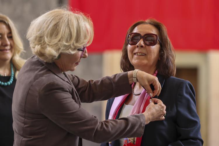 <p> CHP Antalya Milletvekili Serap Yazıcı Özbudun (sağda), kayıt yaptırdı. Özbudun'a rozetini ablası İnci Güçlü (solda) taktı.</p>