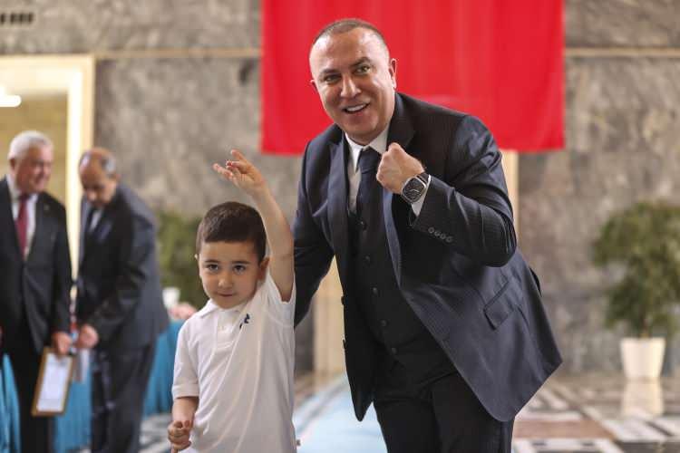<p>MHP İstanbul Milletvekili İzzet Ulvi Yönter, kayıt yaptırdı. Yönter'e rozetini küçük oğlu Kaan Yönter taktı.</p>
