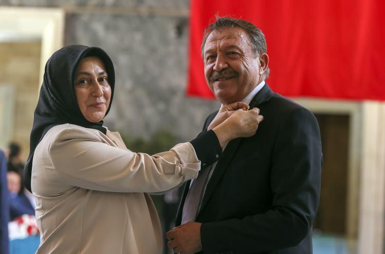 <p> İYİ Parti Ankara Milletvekili Yüksel Arslan, kayıt yaptırdı. Arslan'a, milletvekili rozetini eşi Hatice Arslan taktı.</p>