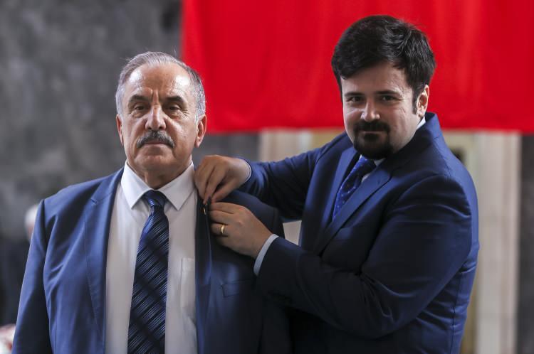 <p>İYİ Parti İstanbul Milletvekili Ensarioğlu, kayıt yaptırdı. Ensarioğlu'na rozetini, oğlu Kerem Ensarioğlu taktı.</p>
