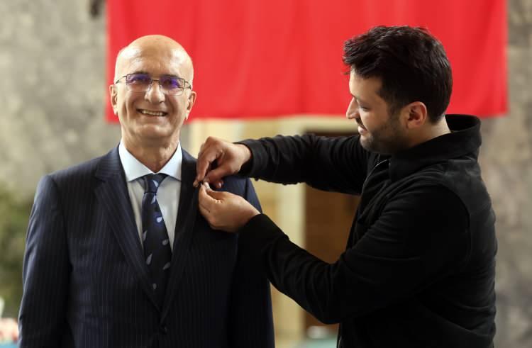 <p>CHP Ankara Milletvekili Tekin Bingöl, kayıt yaptırdı. Bingöl'e, milletvekili rozetini, oğlu Kahraman Bingöl taktı.</p>
