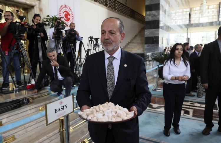 <p>Ali Yüksel, meclis görevlilerine ve gazetecilere Konya Şekeri ikram etti.</p>
