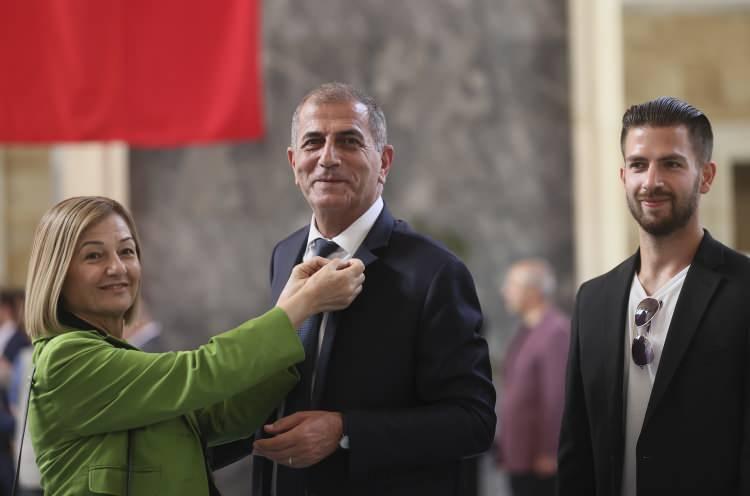 <p> İYİ Parti İzmir Milletvekili Hüsmen Kırkpınar, kayıt yaptırdı. Kırkpınar'a milletvekili rozetini, eşi Figen Kırkpınar taktı.</p>
