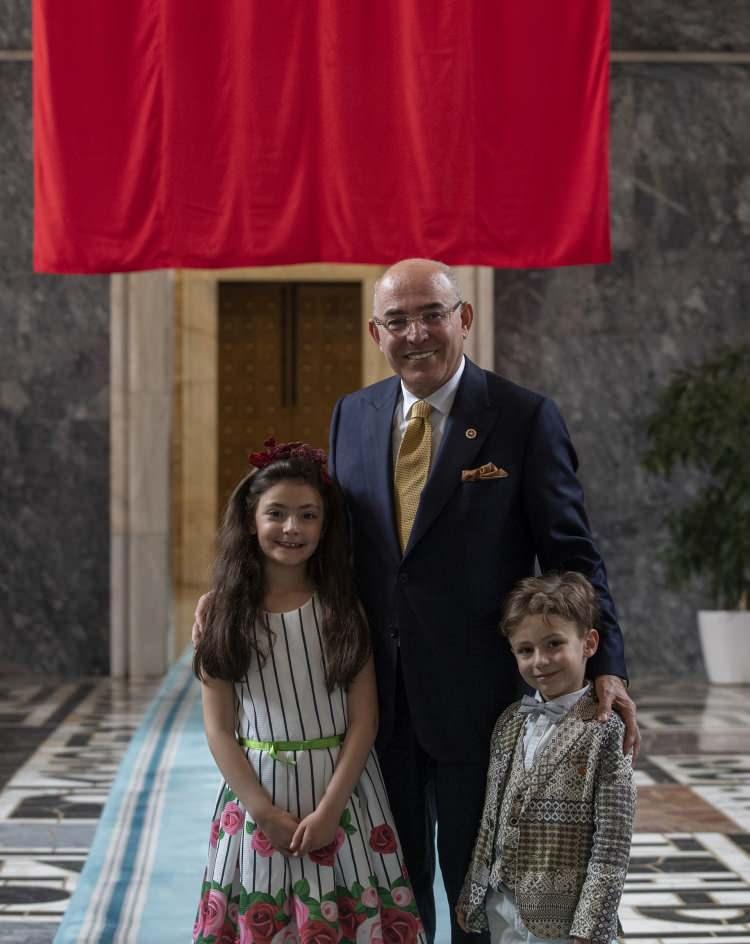 <p>MHP Genel Başkan Yardımcısı ve Ankara Milletvekili Mevlüt Karakaya kayıt yaptırdı. Karakaya, TBMM'ye eşi Serpil Karakaya, kızı Gülkadriye Karakaya Eren, damadı Kerem Eren ve torunları Zeynep Naz ve Alptuğ Eren ile birlikte geldi.</p>
