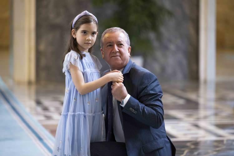 <p>MHP Genel Başkan Yardımcısı Ankara milletveikli Sadir Durmaz, mazbatasını görevlilere teslim ederek kayıt yaptırdı. Kayıt işlemi sonrası Durmaz'ın rozetini torunu Defne Eylül Durmaz taktı.</p>
