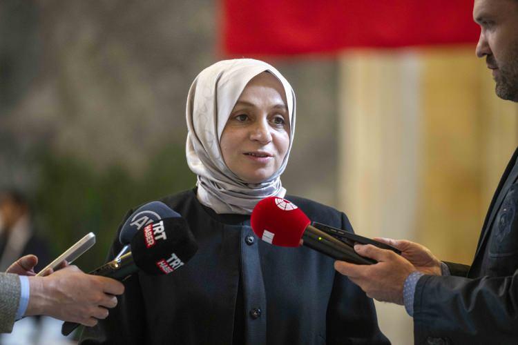 <p>AK Parti Genel Başkan Yardımcısı ve Ankara milletveikli Leyla Şahin Usta mazbatasını görevlilere teslim ederek kayıt yaptırdı.</p>