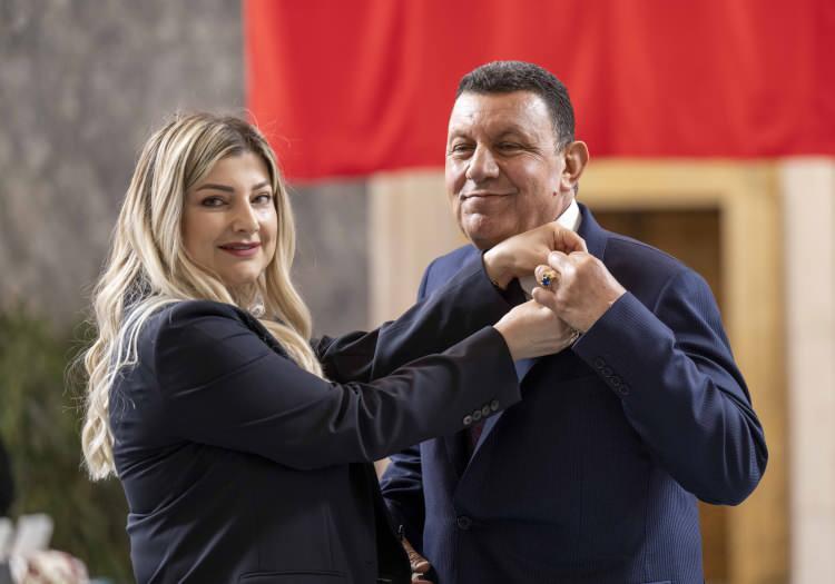 <p>MHP Şanlıurfa Milletvekili İbrahim Özyavuz, mazbatasını görevlilere teslim ederek kayıt yaptırdı. Kayıt işlemi sonrası rozetini taktı.</p>