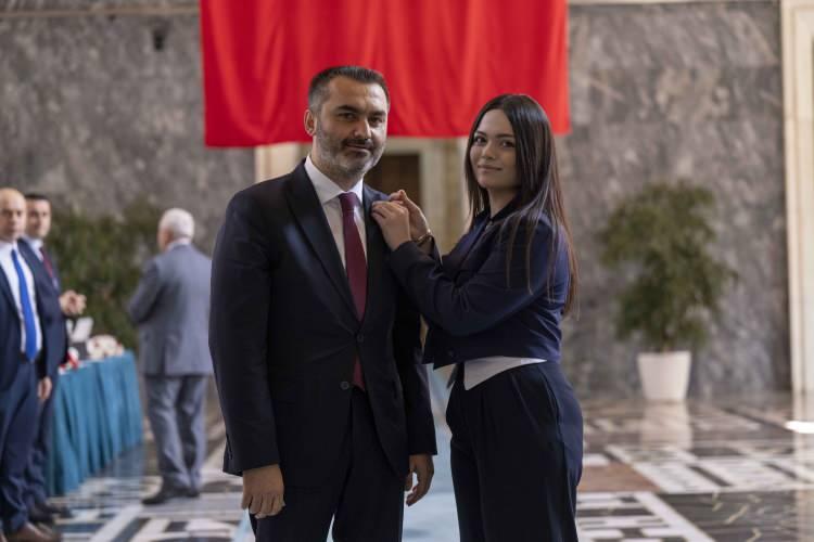 <p>AK Parti Kırıkkale Milletvekili Mustafa Kaplan, mazbatasını görevlilere teslim ederek kayıt yaptırdı. Kayıt işlemi sonrası rozetini taktı. Mustafa Kaplana rozetini kızı, Yağmur Kaplan taktı.</p>