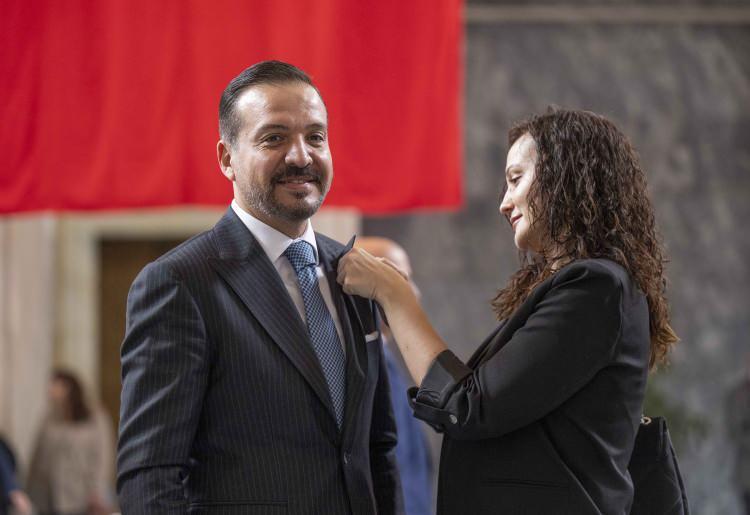 <p>İYİ Parti Sözcüsü ve Ankara Milletvekili Kürşad Zorlu, mazbatasını görevlilere teslim ederek kayıt yaptırdı. Zorluya rozetini eşi, Esra Zorlu taktı.</p>
