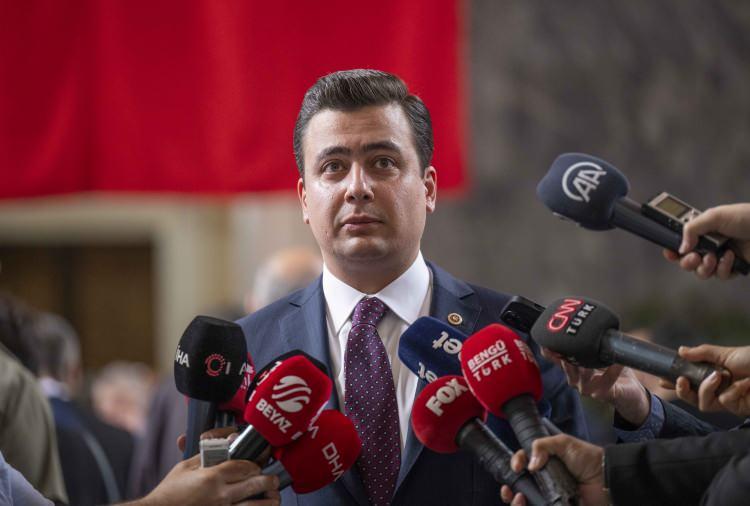 <p>AK Parti Ankara Milletvekilleri Osman Gökçek, mazbatasını görevlilere teslim ederek kayıt yaptırdı.</p>
