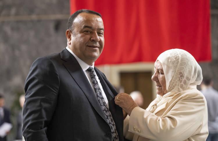 <p> İYİ Parti Ankara Milletvekili Adnan Beker, mazbatasını görevlilere teslim ederek kayıt yaptırdı. Kayıt işlemi sonrası Adnan Beker'e, rozetini annesi Döndü Beker taktı.</p>
