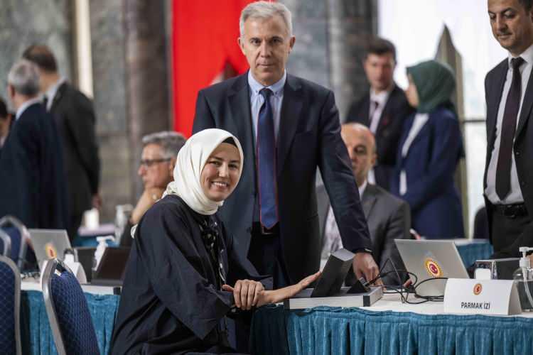 <p>AK Parti Ankara Milletvekili Zeynep Yıldız, mazbatasını görevlilere teslim ederek kayıt yaptırdı.</p>

