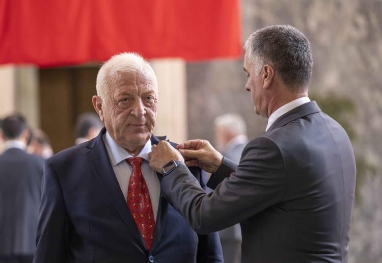 <p>CHP Düzce Milletvekili Talih Özcan, mazbatasını görevlilere teslim ederek kayıt yaptırarak rozetini taktı.</p>

