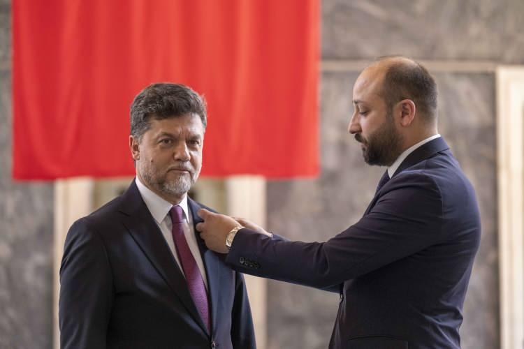<p>CHP Ankara Milletvekili Mustafa Nedim Yamalı, mazbatasını görevlilere teslim ederek kayıt yaptırdı. Yamalı, kayıt işlemi sonrası rozetini taktı.</p>
