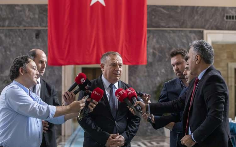 <p>CHP İstanbul Milletvekili Gökan Zeybek kayıt yaptırdı.</p>
