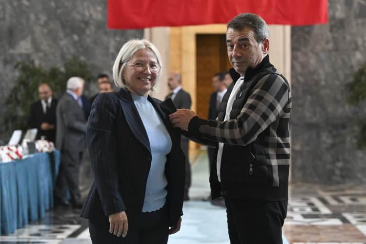 <p>TBMM'deki kayıt işlemleri sürdü. Meclis'e gelen CHP Tekirdağ Milletvekili Nurten Yontar, mazbatasını görevlilere teslim ederek kayıt yaptırdı. Kayıt işlemi sonrası Yontar'a rozetini eşi Faruk Yontar taktı.</p>
