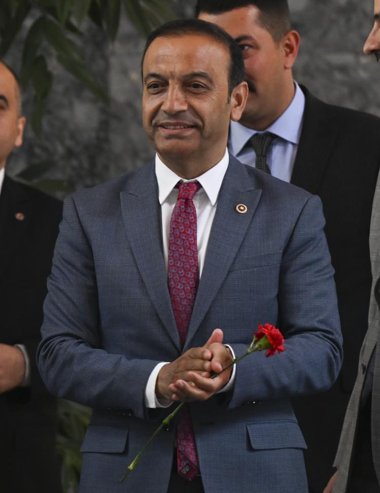 <p>Meclis'e gelen MHP Sivas Milletvekili Ahmet Özyürek, mazbatasını görevlilere teslim etti.</p>
